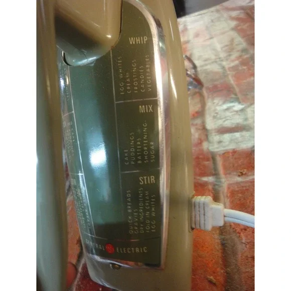 GE General Electric Hand Mixer Vintage 70's Avocado Green D4M47 in Working Order - Picture 3 of 6